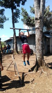 Salah satu pelamar TMK melakukan pull up sebagai rangkaian tes fisik.