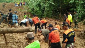 Proses evakuasi korban tanah longsor di desa Caok, Purworejo_BNPB