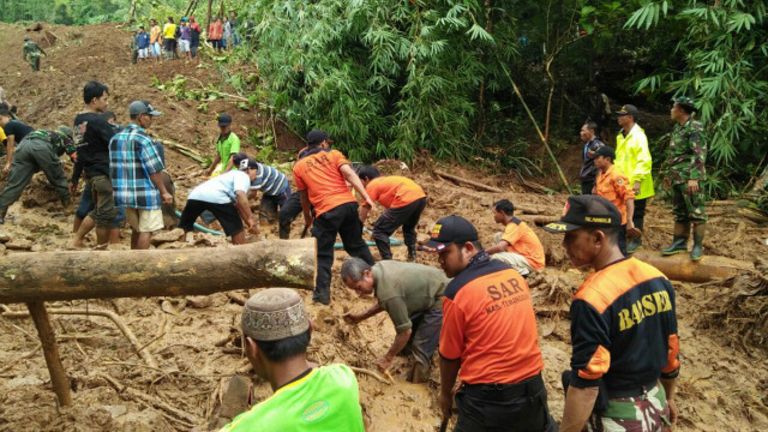 Proses evakuasi korban tanah longsor di desa Caok, Purworejo_BNPB