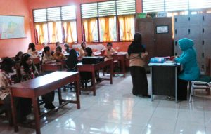 Suasana Pembagian Raport Di Salah Satu SD