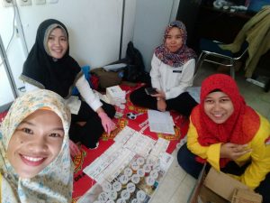 Tim Persada bersama petugas BNN Provinsi Sumsel berfoto bersama di sela-sela pengumpulan hasil tes urine pelamar TMK.