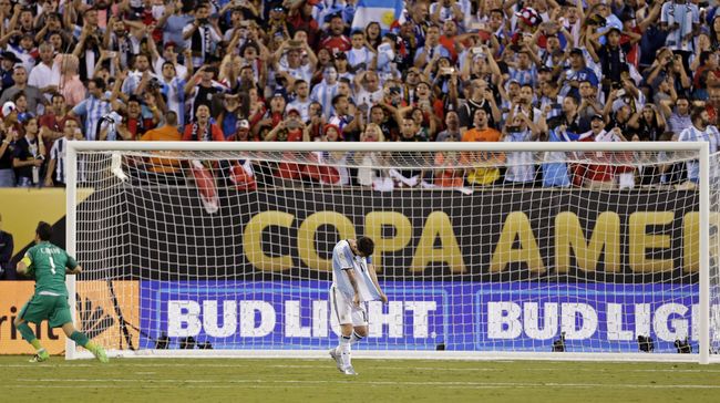 ekspresi Messi saat gagal mengekskusi penalti ke gawang Chile_ Reuters-Adam Hunger