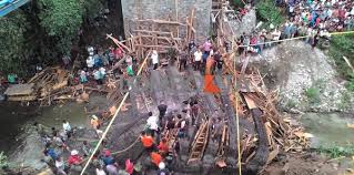 jembatan ambruk_lombokkitacom