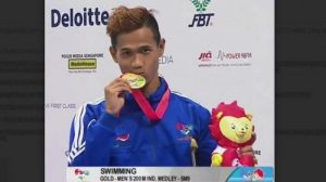 jendy-pangabean-atlet-renang-difabel-sumsel-saat-meraih-medali_20160426_184846
