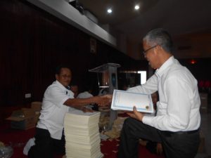 Kadisdik Sumsel Widodo menerima penyerahan ribuan ijazah yang akan didistribusikan ke seluruh kota dan kabupaten.