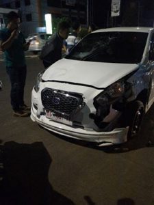 Mobil Datsun yang digunakan pelaku menabrak motor polisi diamankan petugas.