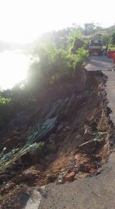 Sebagian Jalan Lintas-Sekayu Betung tepatnya di Dusun Lumba Jaya, Desa Bailangu, Kecamatan Sekayu terjadi longsor.