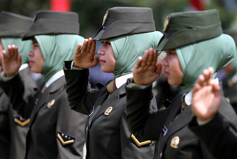 Korp Wanita Angkatan Darat (KOWAD) mengenakan jilbab _Antara
