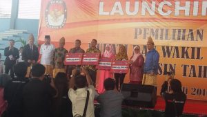 Para pemenang lomba maskot Pilkada Muba menerima hadiah uang dari KPU Muba, Rabu (20/7).