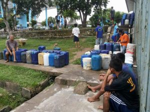 Para napi di Rutan Sarang Elang saat menanti air bersih