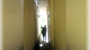 Pewarta ketika menunjukkan lokasi blower AC yang hilang dicuri