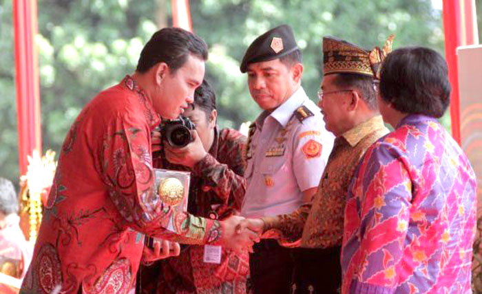 Plt Bupati Muba Beni Hernedi saat menerima Piala Adipura