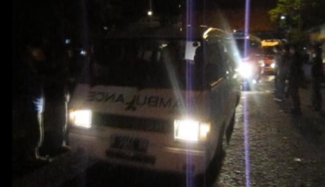 ambulance-pembawa jenazah terpidana-mati-dibawa-keluar-nusakambangan_VIVANews_Robbi Sofwan Amin