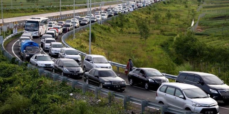 kemacetan di rual tol Pejagan_Brebes Timur Jateng _kompascom