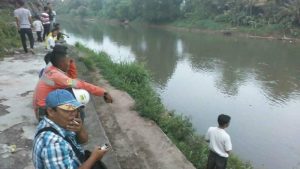 sejumlah warga mencoba mencari Aan dengan cara menyisir sungai ogan