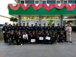 Tim sekurity PT Persada yang ditugaskan di PT Semen Baturaja area Palembang berfoto bersama dengan ketiga petugas keamanan yang berprestasi, Rabu (17/8).
