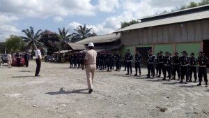 Tim sekurity PT Persada yang ditugaskan di PT Semen Baturaja area Kota Baturaja, OKU mengikuti apel pagi sekaligus persiapan upacara bendera HUT ke-71 RI.