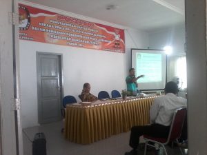 Nara sumber dari KPU Kepulauan Bangka Belitung menjelaskan materi kepada ratusan anggota PPK dan PPS yang mengikuti kegiatan Bimtek di  Aula Sekretariat KPU Babel, Rabu (24/8/2016). 