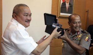 Gubernur Sumsel Alex Noerdin menerima kenang-kenangan dari peserta KKNDN Sespemti Polri.