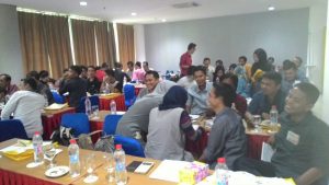 Puluhan tenaga mitra kerja PT Persada SSA tampak menikmati mengikuti training yang digelar di Hotel Azza Palembang, Minggu (28/8). 
