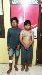 Kedua tersangka pembobolan rumah kosong diamankan di Mapolsek Talang Ubi.