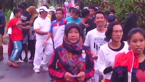 Ratusan warga antusia mengikuti jalan santai