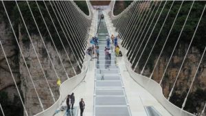 Jembatan Kaca di Cina _Reuters