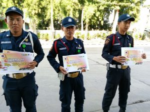 Ketiga petugas keamanan PT Persada yang ditugaskan di PT Semen Baturaja area Palembang berfoto usai menerima hadiah.