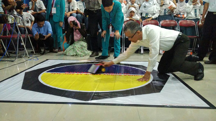 Kepala Dinas Pendidikan (Disdik) Sumsel Widodo iIkut memperagakan robotik