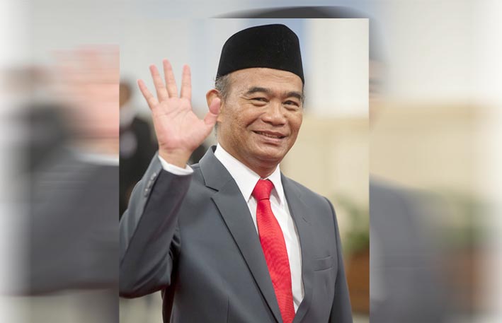 Menteri Pendidikan dan Kebudayaan Muhadjir Effendi berpose sebelum mengikuti pelantikan di Istana Negara, Jakarta, Rabu (27/7).