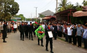 Suasana dan prosesi upacara persemayaman keberangkatan jenazah ke tempat pemakaman
