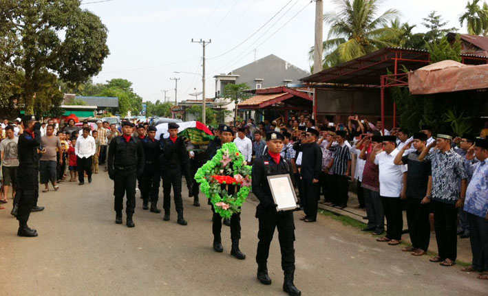 Suasana dan prosesi upacara persemayaman keberangkatan jenazah ke tempat pemakaman