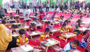 Suasana peserta lomba mewarnai
