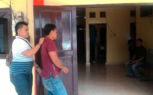 Tersangka pelaku pemalakan Alamsri (baju merah) ketika diamankan jajaran Polsek Talang Ubi