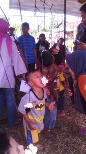 Lomba makan kerupuk perayaan HUT RI di RT 63 RW 09 Sukajaya