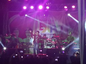 DMasiv saat tampil memukau ribuan masyarakat yang memadali pesta rakyat di Gelanggang Remaja Kota Sekayu, Kamis (29/9) malam.