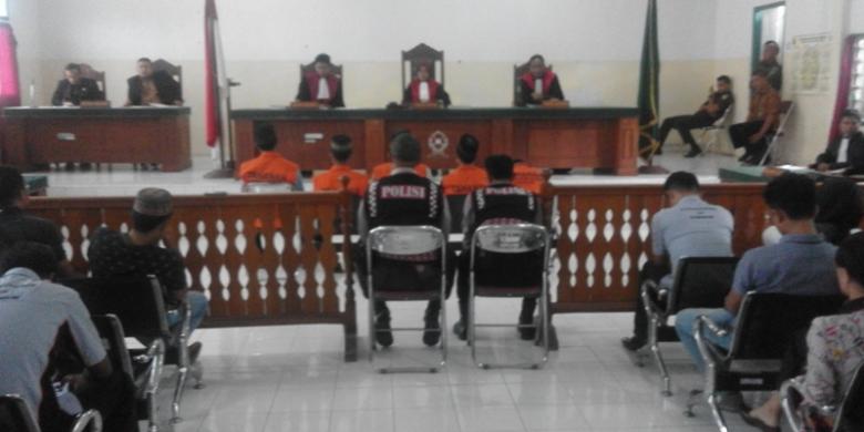 2153006sidang-pelaku780x390