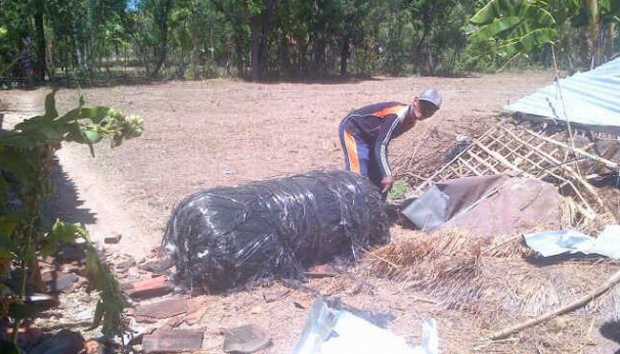 benda-berbentuk-kapsul-yang-jatuh-menimpa-rumah-warga-di-sumenep_tempo-co