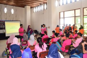 Salah satu dosen Universitas IBA menyampaikan materi dalam kegiatan Latihan Kepemimpinan Mahasiswa Tingkat Dasar (LKMTD) yang dipusatkan di Aula SBB Universitas IBA, Minggu (18/9).