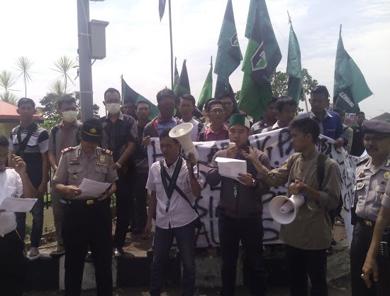 hmi-cabang-palembang-aksi-di-polda