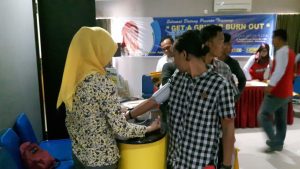Petugas laboratorium Prodia memeriksa kesehatan tenaga mitra kerja PT Persada SSA yang hendak mengikuti training yang digelar di Hotel Azza Palembang, Sabtu (3/9).