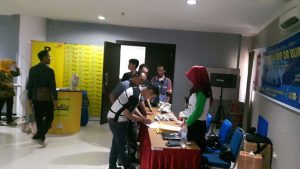 Tenaga mitra kerja PT Persada SSA yang ditempatkan di PT Indosat melakukan registrasi sebelum mengikuti pelatihan.