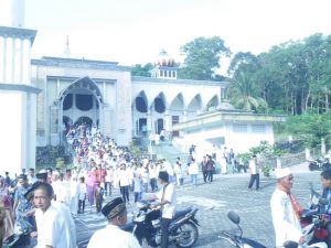 Ribuan warga pulang usai menunaikan shalat Idul Adha di Masjid Agung Sungailiat, Provinsi Kepulauan Bangka Belitung, Senin (12/9).