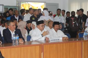 Calon Gubernur dan Wakil Gubernur Babel Erzaldi Rosman Djohan dan Abdul Fatah saat mendaftarkan diri di KPU Babel, Kamis (22/9).