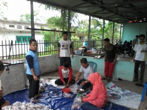 Suasana pemotongan hewan qurban di markas KAHMI Majelis Wilayah Babel, Senin (12/9). 