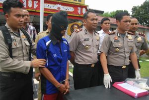 kapolres-oki-akbp-amazona-pelamonia-saat-menunjukkan-tersangka-manap-pelaku-pembunuh-anak-kandung-yang-masih-balita