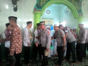 Bupati Penukal Abab Lematang Ilir (PALI), Ir H Heri Amalindo, MM bersalam-salama usai melaksanakan shalat Idul Adha di Masjid Nurul Huda, Kelurahan Pasar Bhayangkara, Kecamatan Talang Ubi, Kabupaten PALI, Senin (12/9/2016).