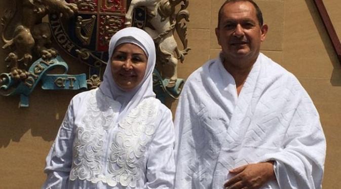 simon_collis-dan-istrinya_huda_al_mujarkech_saat-menunaikan-haji_twitter_dailymailcom