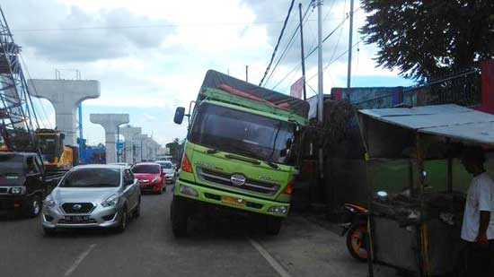 truk-fuso-terperosok_201609