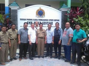 Tim bentukan KPUD Muba berfoto bersama usai melakukan verifikasi ijazah milik Amiri Aripin selaku Bakal Calon Bupati Muba di SMK YPKP Sentani, Jayapura, Papua, Senin (3/10/2016).